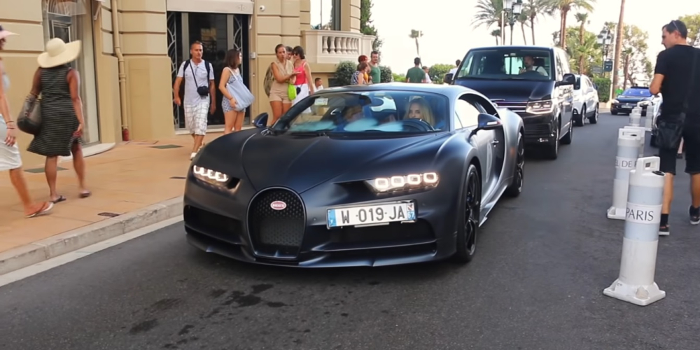 Một người đẹp sau vô lăng Bugatti Chiron Sport 110 Ans Edition
