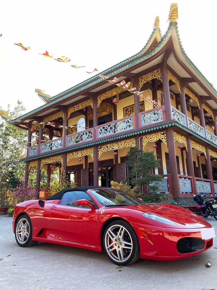 Chiếc si&ecirc;u xe mui trần Ferrari F430 Spider n&agrave;y g&acirc;y ấn tượng với bộ &aacute;o sơn m&agrave;u đỏ truyền thống của h&atilde;ng xe ngựa chồm. Ngo&agrave;i ra c&ograve;n phải kể đến bộ m&acirc;m 5 chấu k&eacute;p sơn m&agrave;u bạc kết hợp kẹp phanh sơn m&agrave;u đỏ đẹp mắt.