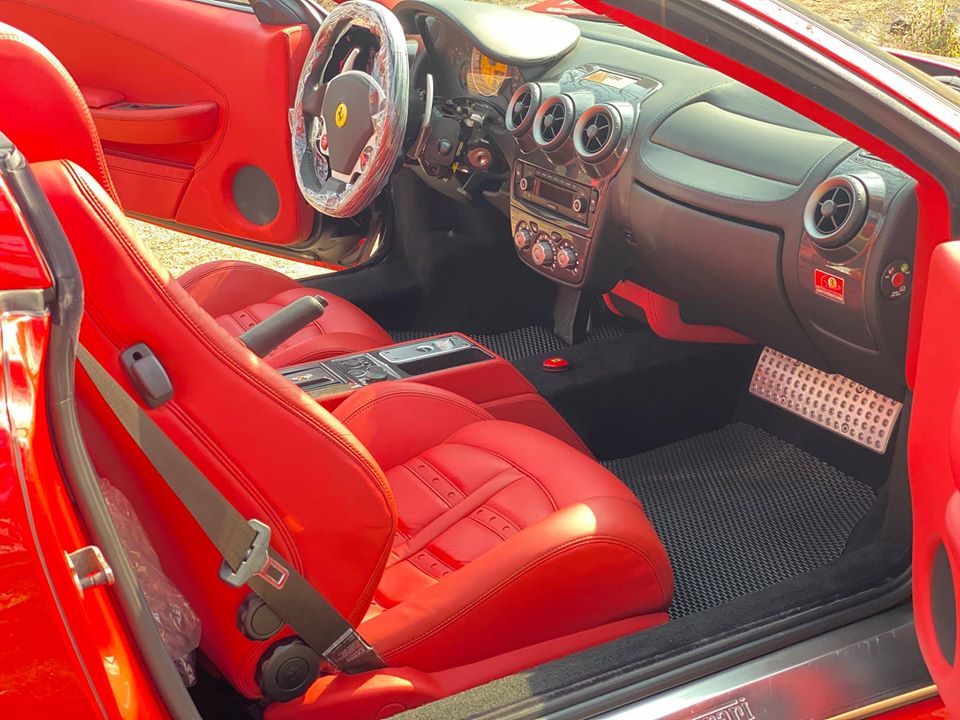 Nội thất của chiếc si&ecirc;u xe Ferrari F430 Spider từng phủ bụi nổi tiếng nhất Việt Nam