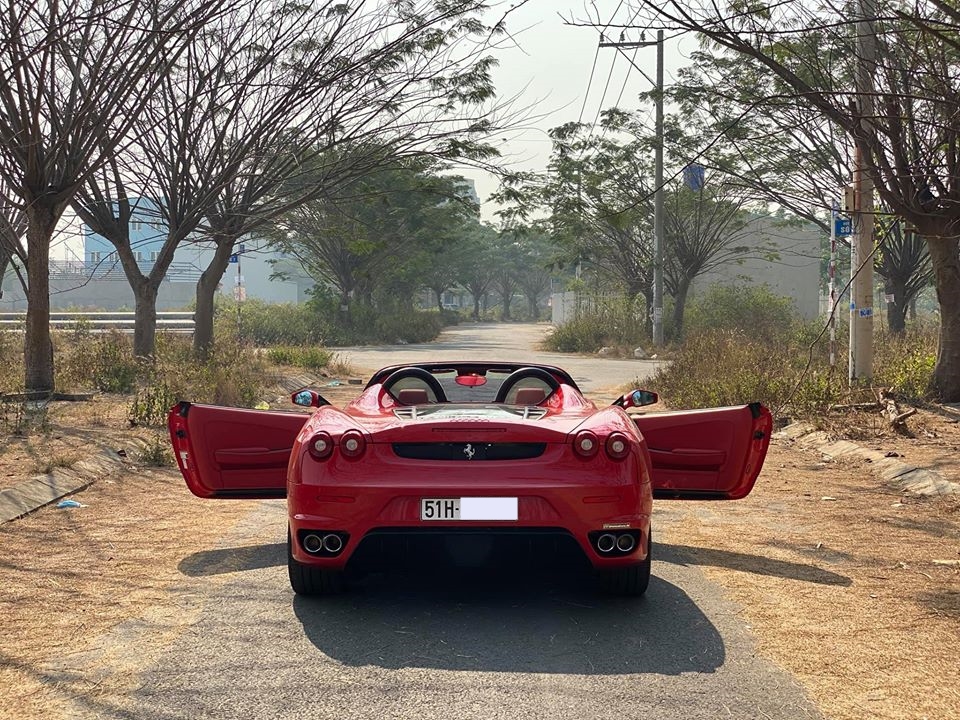 Si&ecirc;u xe Ferrari F430 Spider nh&igrave;n từ đu&ocirc;i xe