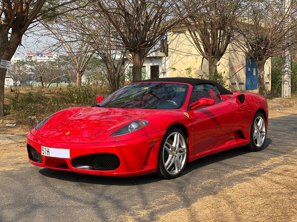 Xe mang bộ &aacute;o đỏ rực nổi bật đ&uacute;ng chất chơi của d&ograve;ng xe Ferrari