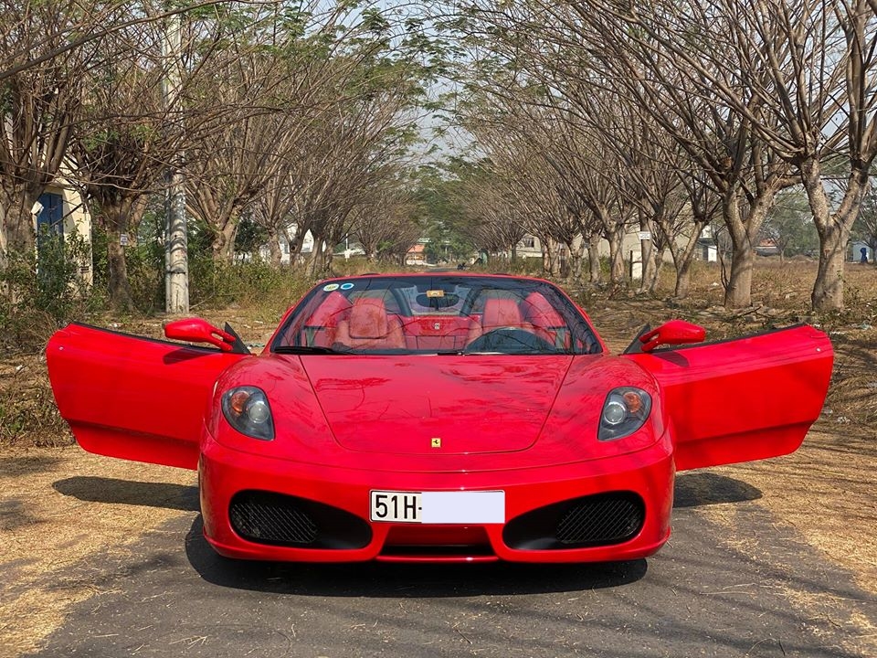  Chiếc si&ecirc;u xe Ferrari F430 Spider từng phủ bụi nổi tiếng nhất Việt Nam nằm trong l&ocirc; h&agrave;ng xe của Dũng mặt sắt đ&atilde; c&oacute; ngoại h&igrave;nh rất long lanh v&agrave; c&ograve;n chủ nh&acirc;n n&acirc;ng cấp nhiều đồ chơi đắt gi&aacute; kh&aacute;c cho xe khiến kh&ocirc;ng &iacute;t bạn trẻ vui mừng v&igrave; si&ecirc;u ngựa n&agrave;y đ&atilde; tho&aacute;t khỏi những năm th&aacute;ng khổ ải để giờ đ&acirc;y c&oacute; thể vi vu đến bất cứ cảnh đẹp n&agrave;o ở dải đất h&igrave;nh chữ S. 