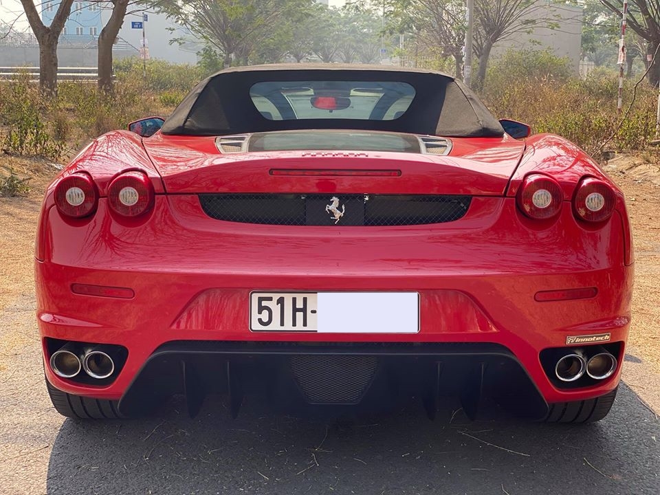Phần mui mềm tr&ecirc;n chiếc Ferrari F430 Spider tại Việt Nam chỉ mất khoảng 15 gi&acirc;y để đ&oacute;ng hoặc mở mui. Khi mở mui, phần mui sẽ tự động gập v&agrave;o kh&ocirc;ng gian đằng sau khoang động cơ.​ 