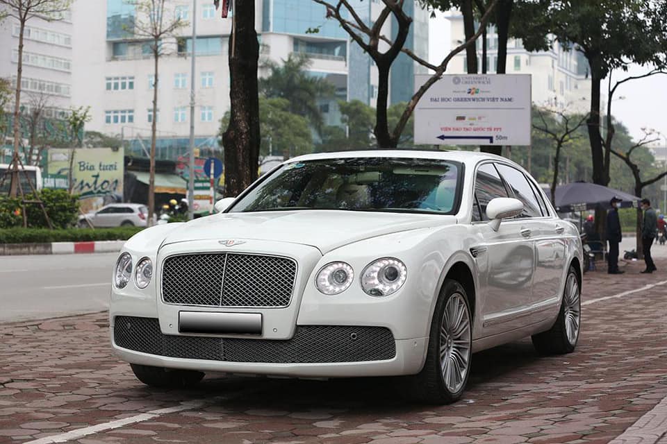 Nếu cách đây 10 năm, bạn rớ vào một chiếc Bentley Continental Flying Spur thế hệ đầu tiên sẽ bị phỏng tay. Giá bán đâu đó trên 10 tỷ đồng. Còn ngày nay, câu chuyện nó lại khác đi rất nhiều vì giá xe đã hạ theo thời gian.