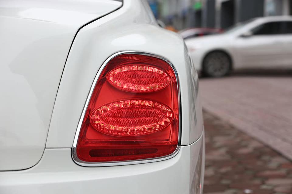 Còn cái đèn hậu thì vẫn giữ nguyên như là Bentley Continental Flying Spur đầu tiên.