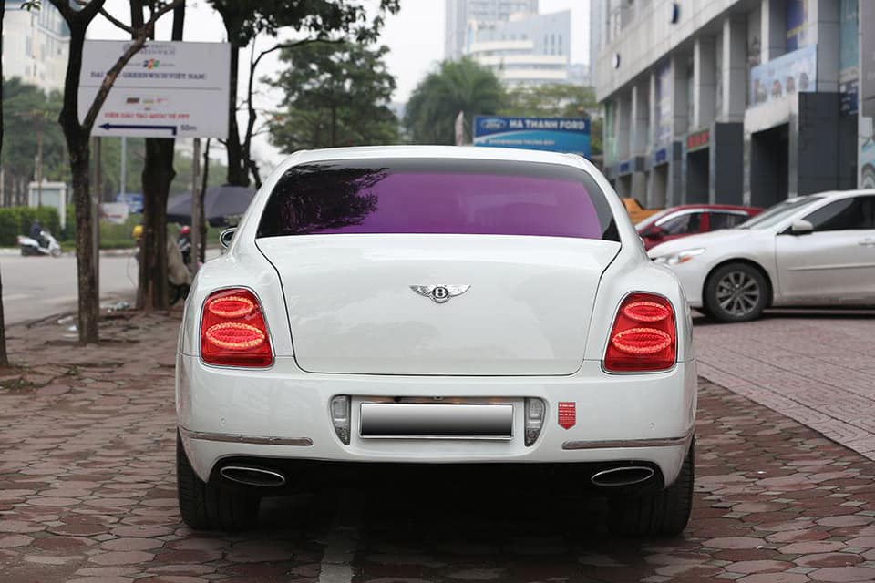 Phần mông thì lại là của Bentley Continnetal Flying Spur đời đầu tiên. Với mức giá hơn 3 tỷ đồng này thì quá hợp lý.