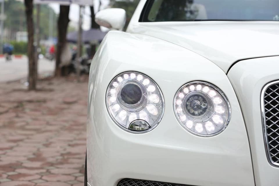 Nhưng nhìn lại đèn pha đi, đây đích thị là của những chiếc xe siêu sang Bentley Continnetal Flying Spur thế hệ thứ 2 được sản xuất từ 2013 đến 2019