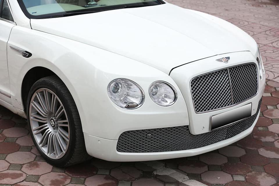 Người bán cũng rất có tâm khi để sẵn thông tin chiếc xe siêu sang Bentley Continental Flying Spur này đã được nâng cấp lên body kit của bản 2016. Nếu không, mức giá bán 3 tỷ đồng này có thể là món hời lớn cho những ai có ý định mua. Xe được trang bị đèn pha LED và cản va trước của bản mới.
