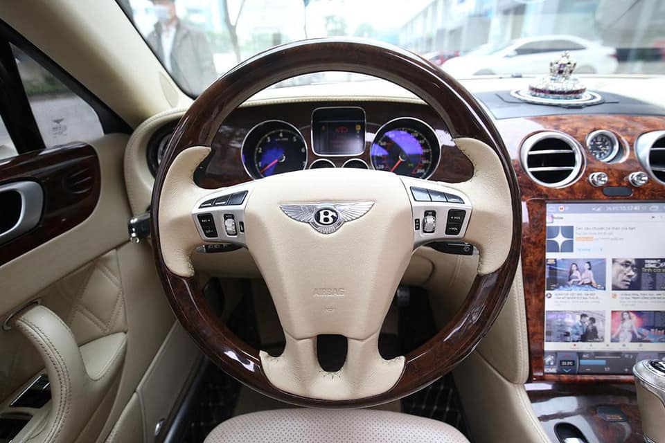 Bentley Continental Flying Spur tiêu chuẩn được trang bị khối động cơ W12, dung tích 6.0 lít, sản sinh công suất tối đa lên đến 552 mã lực và mô-men xoắn cực đại 649 Nm. Còn với bản Bentley Continental Flying Spur Speed trái tim này mang đến hai thông số tương ứng là 602 mã lực và mô-men xoắn cực đại 750 Nm.