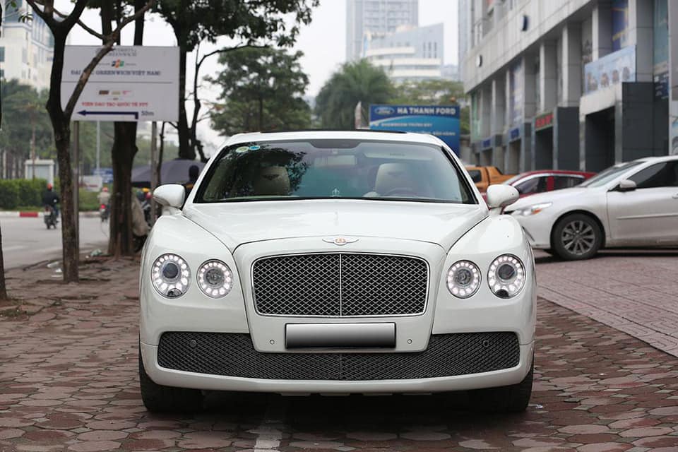 Chẳng hạn như chiếc xe siêu sang Bentley Continental Flying Spur trong bài viết này được kêu giá chỉ hơn 3.x tỷ đồng, người bán còn khẳng định ẩn số x như cho không.