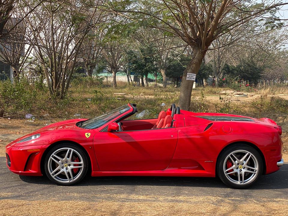 Vẻ đẹp của si&ecirc;u xe mui trần Ferrari F430 Spider từng nằm trong l&ocirc; h&agrave;ng xe lậu của Dũng mặt sắt khi được hạ mui. Phần mui mềm tr&ecirc;n chiếc Ferrari F430 Spider tại Việt Nam chỉ mất khoảng 15 gi&acirc;y để đ&oacute;ng hoặc mở mui. Khi mở mui, phần mui sẽ tự động gập v&agrave;o kh&ocirc;ng gian đằng sau khoang động cơ.​ 