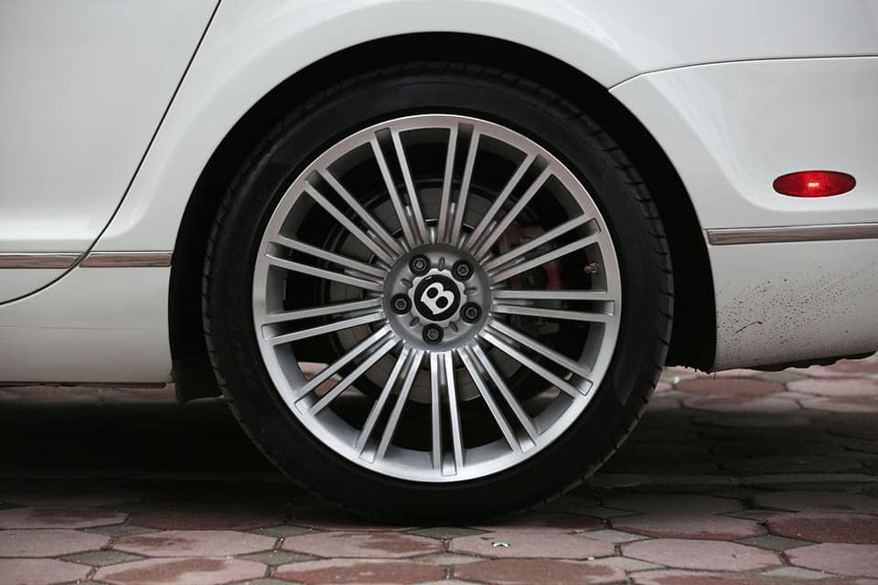 Nhiều khả năng chiếc Bentley Continental Flying Spur đang rao bán còn thuộc bản Speed qua chi tiết bộ mâm này