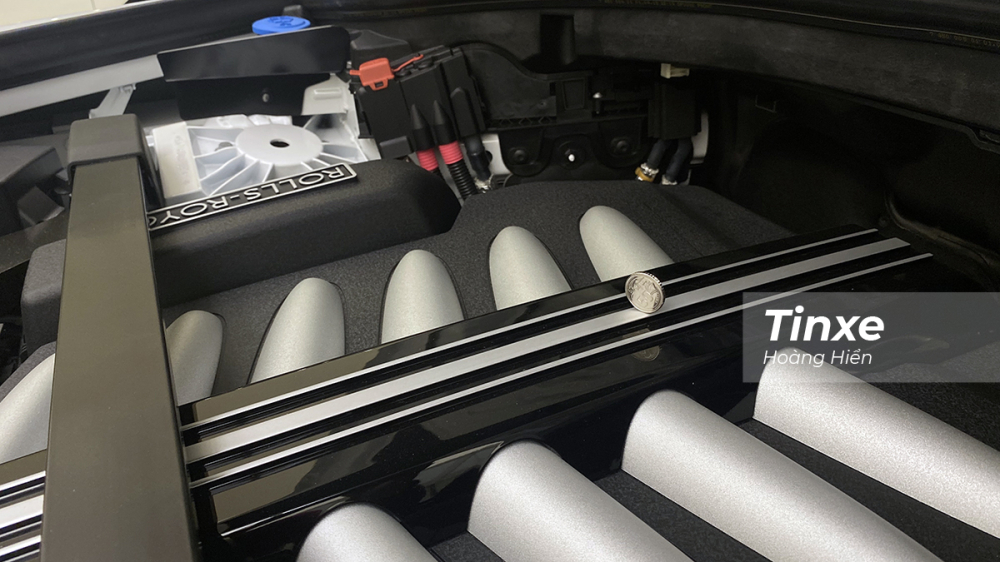 Đồng xu hoàn toàn không bị đổ trên nắp động cơ Rolls-Royce Cullinan khi đề nổ máy.