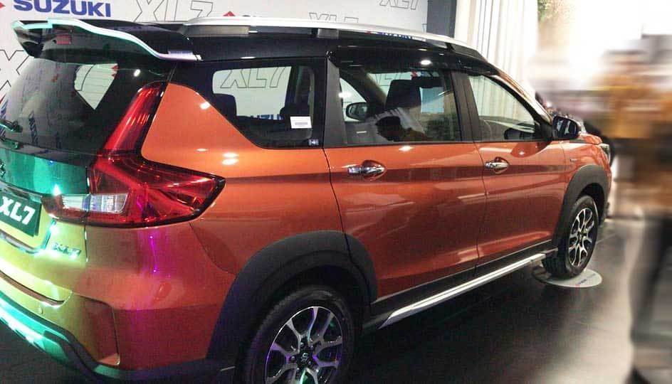 Suzuki XL7 được ph&aacute;t triển dựa tr&ecirc;n khung gầm của Suzuki Ertiga với chiều d&agrave;i cơ sở tương tự, đạt 2.740 mm hứa hẹn một kh&ocirc;ng gian 7 chỗ kh&ocirc;ng k&eacute;m phần rộng r&atilde;i