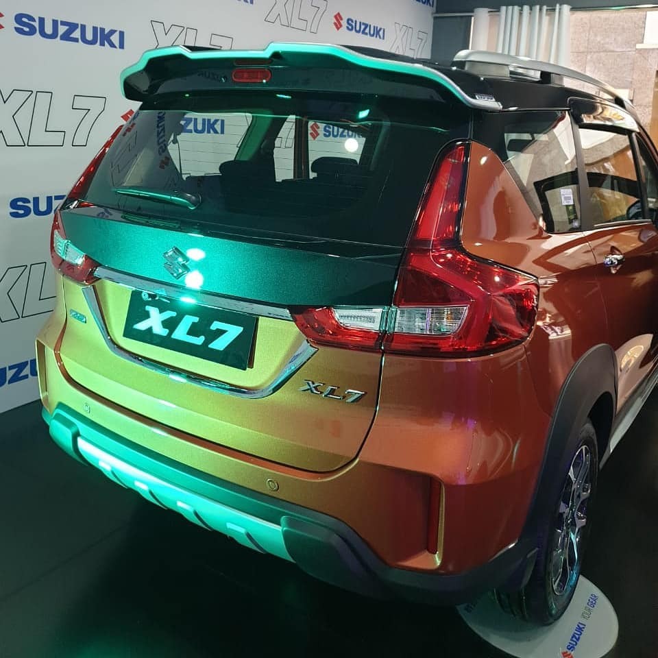 Xe được trang bị hệ thống đ&egrave;n full LED với đ&egrave;n hậu c&oacute; thiết kế kh&aacute; giống Suzuki Ertiga
