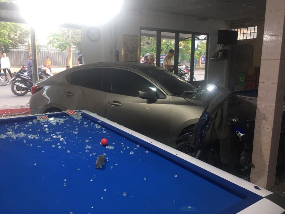Chiếc Mazda2 c&ograve;n t&ocirc;ng hỏng 3 chiếc xe m&aacute;y
