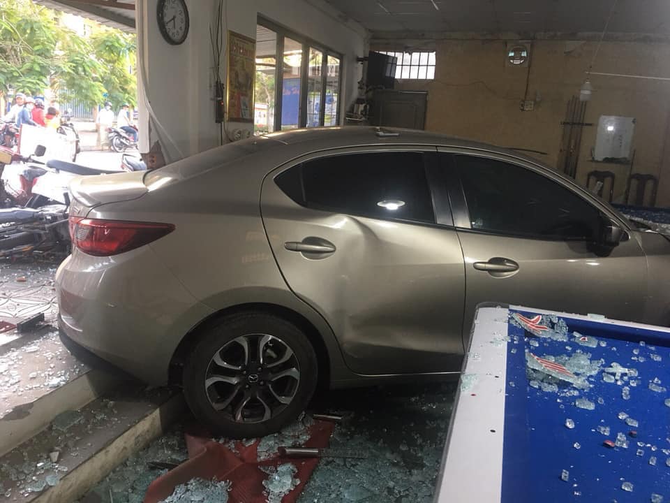 Chiếc &ocirc; t&ocirc; Mazda2 bị hư hỏng nặng sau vụ tai nạn