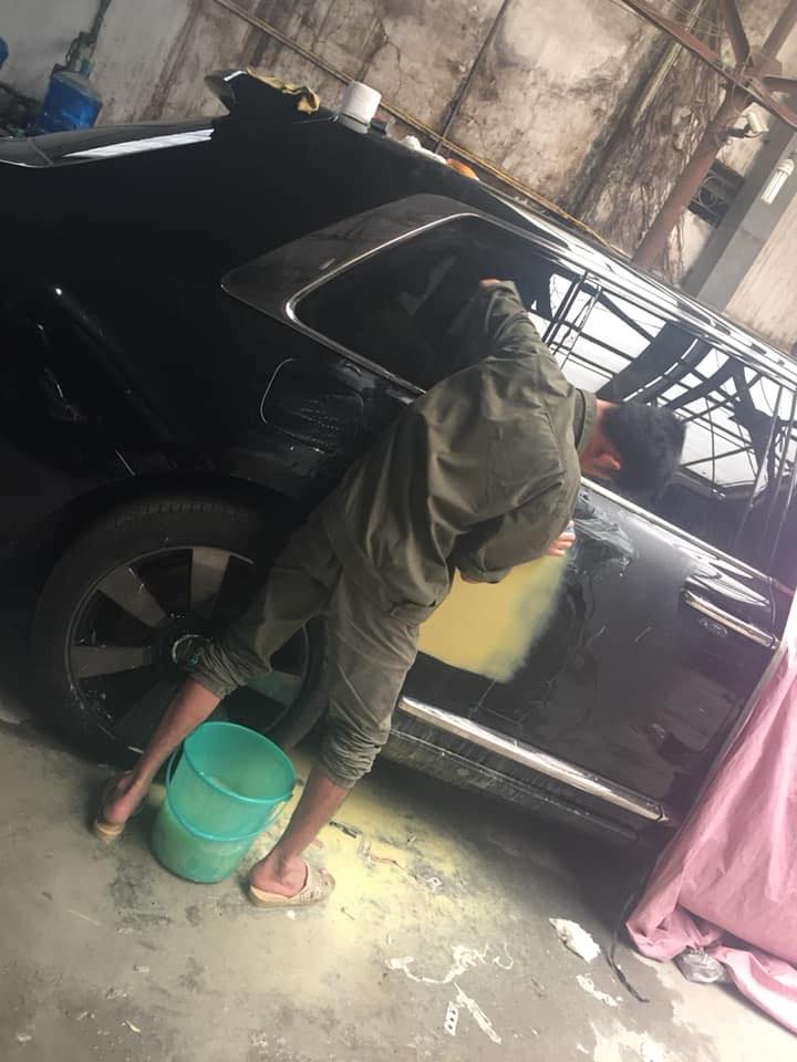 Một người thợ đang sửa chữa cho chiếc Rolls-Royce Cullinan này