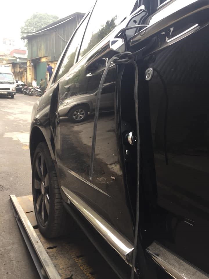 Dùng cả dây cao su để buộc lại cửa xe Rolls-Royce Cullinan