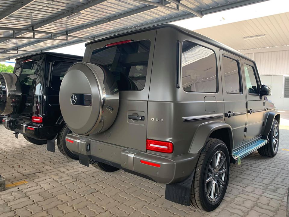 Mercedes-AMG G63 chính hãng có ống xả kép phía bên phải hướng thẳng xuống đất thay vì nằm ngang, hướng ra bên ngoài như xe nhập khẩu không chính hãng Mercedes-AMG G63 chính hãng có ống xả kép phía bên phải hướng thẳng xuống đất thay vì nằm ngang, hướng ra bên ngoài như xe nhập khẩu không chính hãng