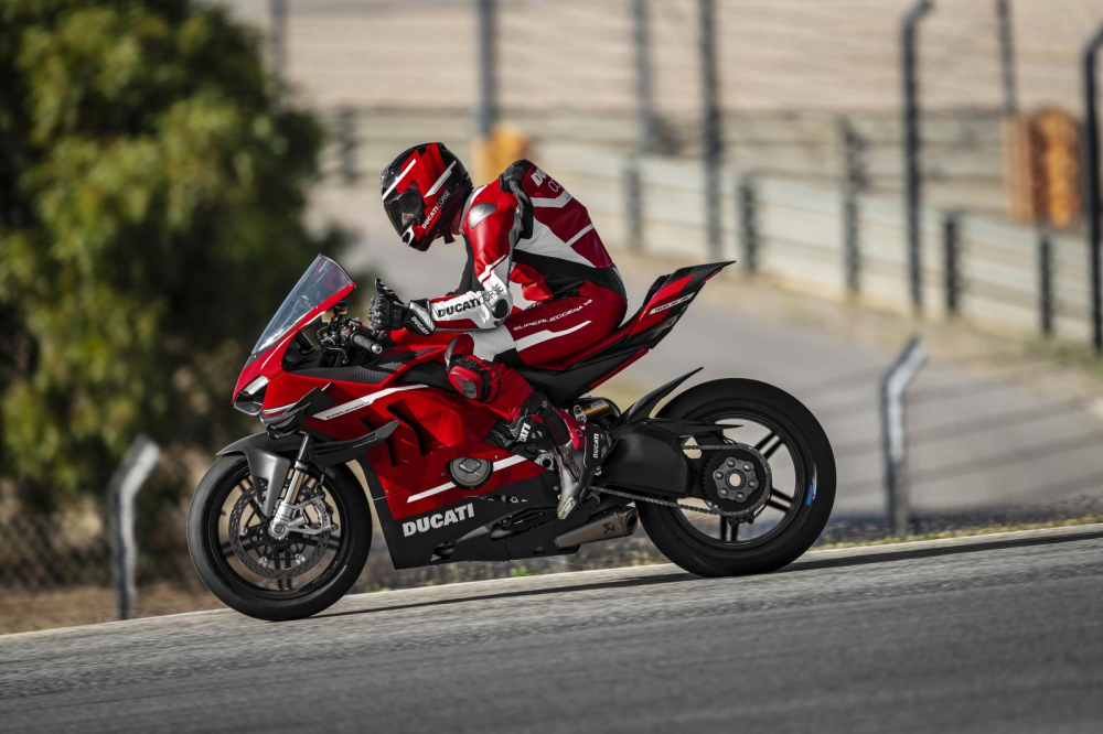Nếu được b&aacute;n với gi&aacute; 100.000 USD, chiếc Ducati Superleggera V4 c&oacute; gi&aacute; khoảng 658 USD/kg, tương đương 15,3 triệu đồng