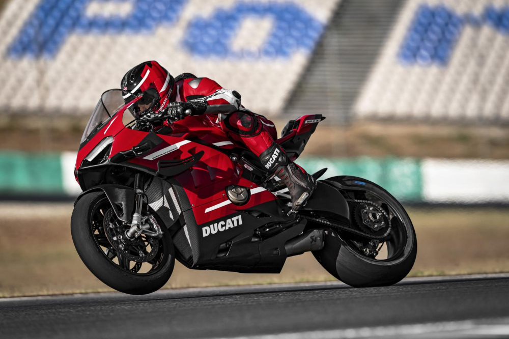 ngoại h&igrave;nh của Superleggera V4 kh&ocirc;ng qu&aacute; kh&aacute;c biệt so với Panigale V4R ngo&agrave;i c&aacute;nh gi&oacute; k&eacute;p v&agrave; bộ tem lấy cảm hứng từ chiếc Desmosedici GP19