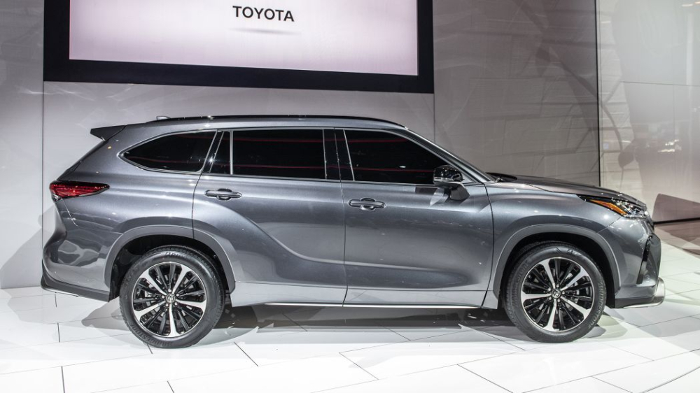 Mẫu SUV 7 chỗ n&agrave;y c&ograve;n c&oacute; vỏ gương ngoại thất m&agrave;u đen