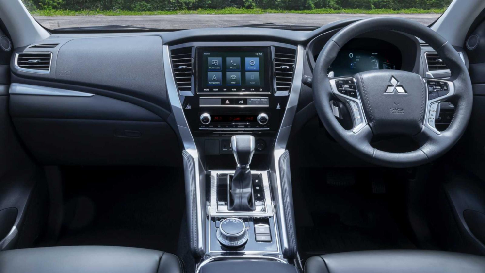 Nội thất b&ecirc;n trong Mitsubishi Pajero Sport 2020 tại Th&aacute;i Lan