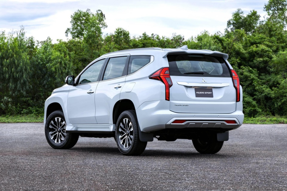 Mitsubishi Pajero Sport 2020 nh&igrave;n từ ph&iacute;a sau
