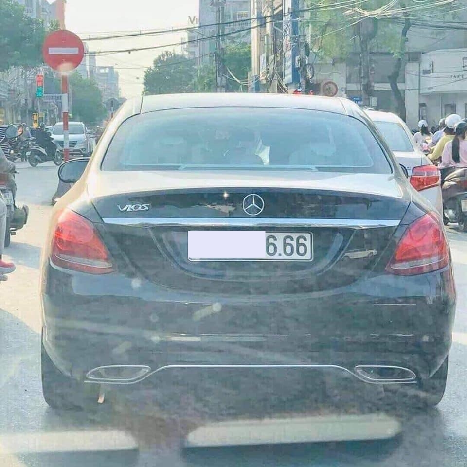 Mercedes-Benz C-Class ở Hải Phòng gắn logo Vios của Toyota khiến không ít người Mercedes-Benz C-Class ở Hải Phòng gắn logo Vios của Toyota khiến không ít người ngã ngửa