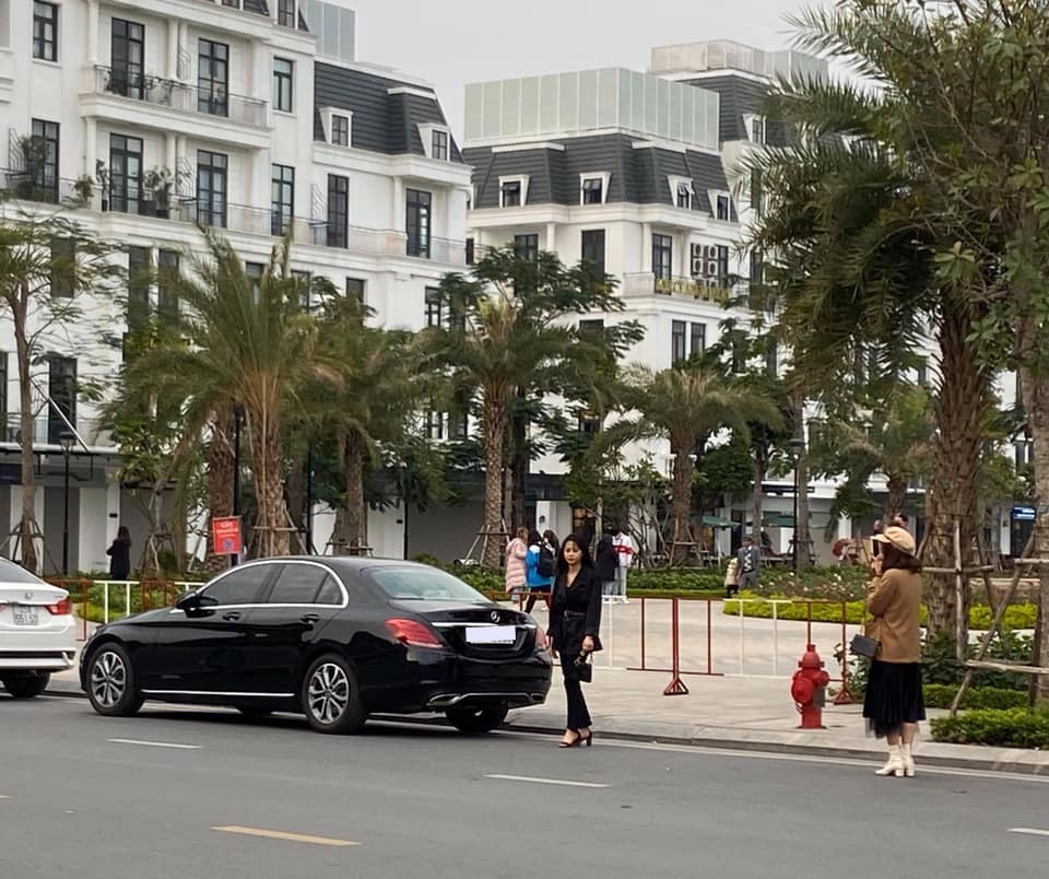 Người cầm lái chiếc Mercedes-Benz C-Class này là một cô gái còn khá trẻ Người cầm lái chiếc Mercedes-Benz C-Class này là một cô gái còn khá trẻ