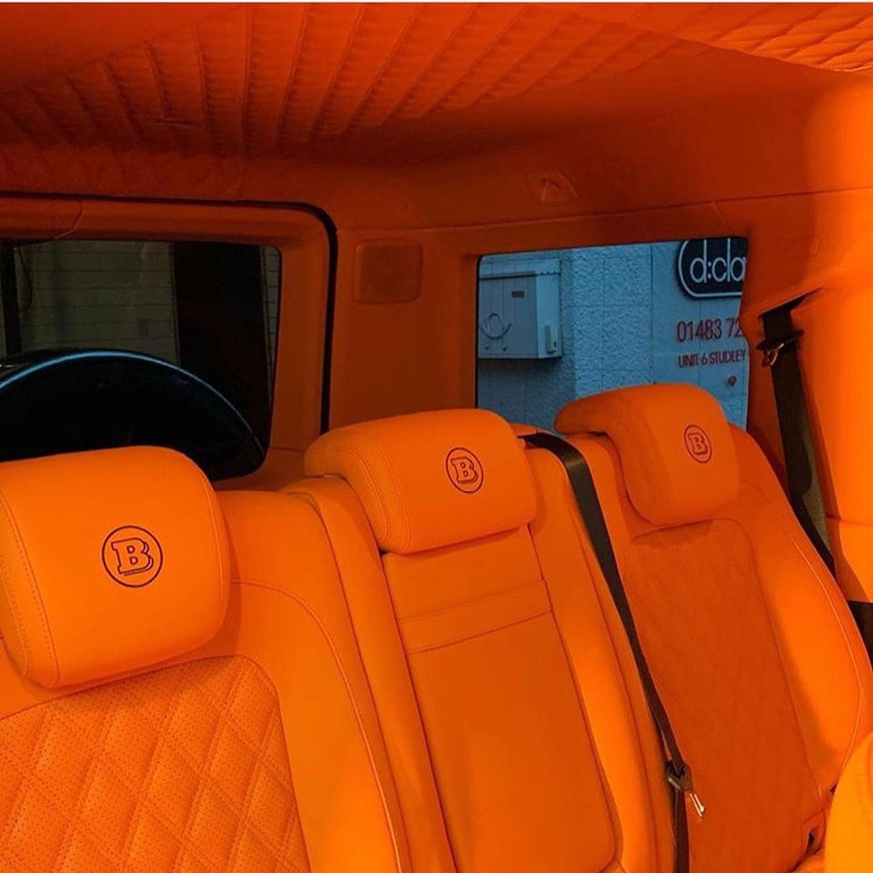 Tất cả c&aacute;c tựa đầu ghế ngồi đều th&ecirc;u logo chữ B của Brabus
