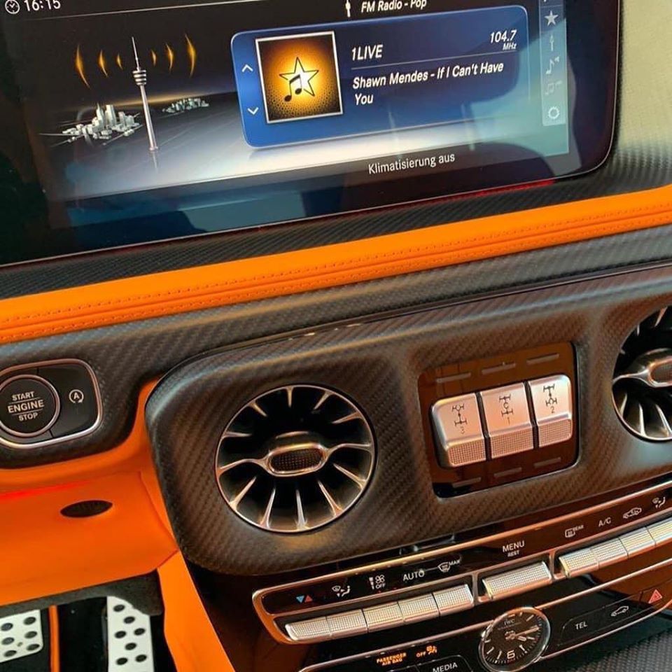  Ngo&agrave;i ra, trong khoang l&aacute;i chiếc Brabus 800 Widestar đang được rao b&aacute;n về Việt Nam c&ograve;n c&oacute; nhiều chi tiết bọc sợi carbon.
