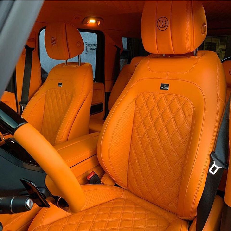 Cận cảnh ghế ngồi bọc da m&agrave;u cam như Hermes của chiếc Brabus 800 Widestar được rao b&aacute;n hơn 16 tỷ đồng khi về Việt Nam.