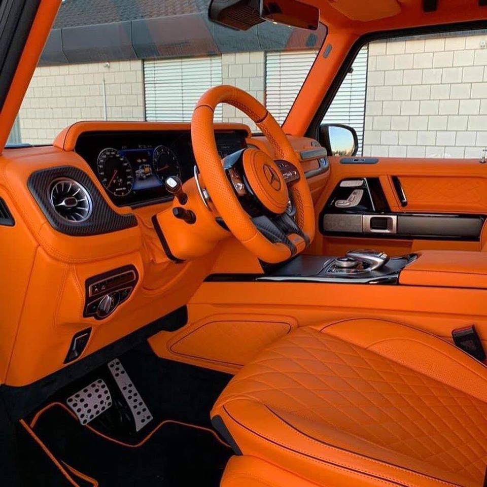 Điểm nhấn của chiếc SUV hạng sang Brabus 800 Widestar đang được ch&agrave;o b&aacute;n với c&aacute;c kh&aacute;ch Việt ch&iacute;nh l&agrave; nội thất bọc da t&ocirc;ng m&agrave;u cam rực như bộ &aacute;o s&agrave;nh điệu của h&atilde;ng thời trang danh tiếng Hermes.