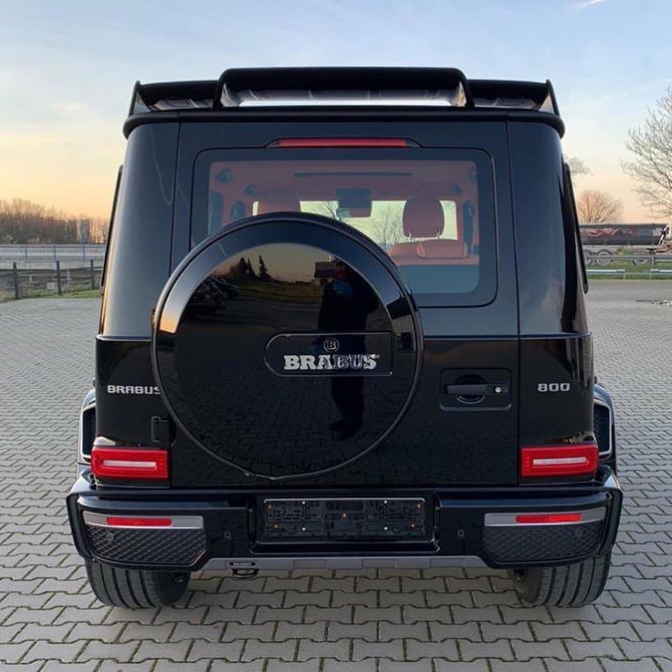 Chiếc SUV hạng sang Mercedes-AMG G63 đời mới độ Brabus đang được ch&agrave;o h&agrave;ng với c&aacute;c nh&agrave; gi&agrave;u Việt với mức gi&aacute; hơn 16 tỷ đồng thuộc phi&ecirc;n bản Brabus 800 Widestar. Xe c&oacute; ngoại thất m&agrave;u đen b&oacute;ng kết hợp c&ugrave;ng c&aacute;c chi tiết độ bằng carbon đẹp mắt.