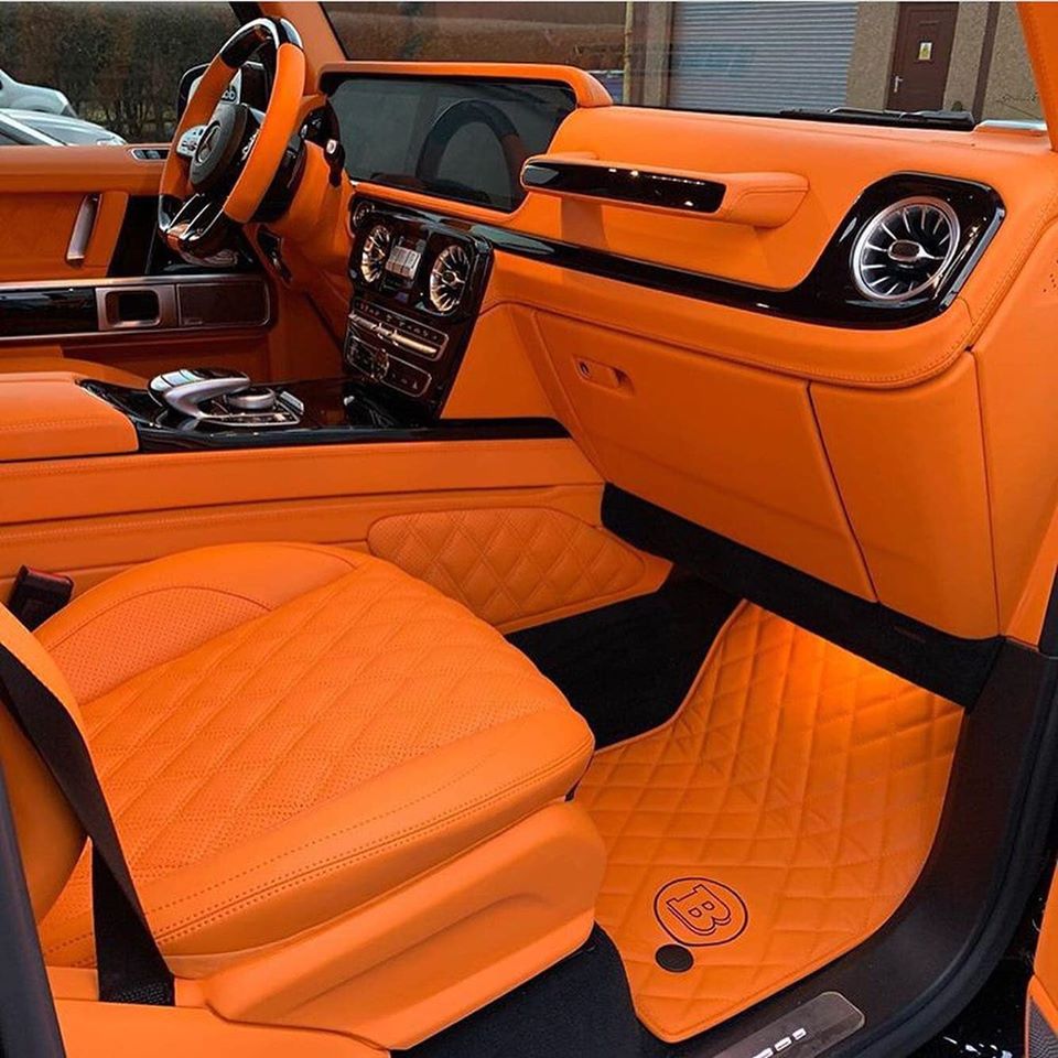 Kết hợp với đ&oacute; l&agrave; c&aacute;c chỉ may v&agrave; logo Brabus ho&agrave;n th&agrave;nh m&agrave;u xanh đậm. 