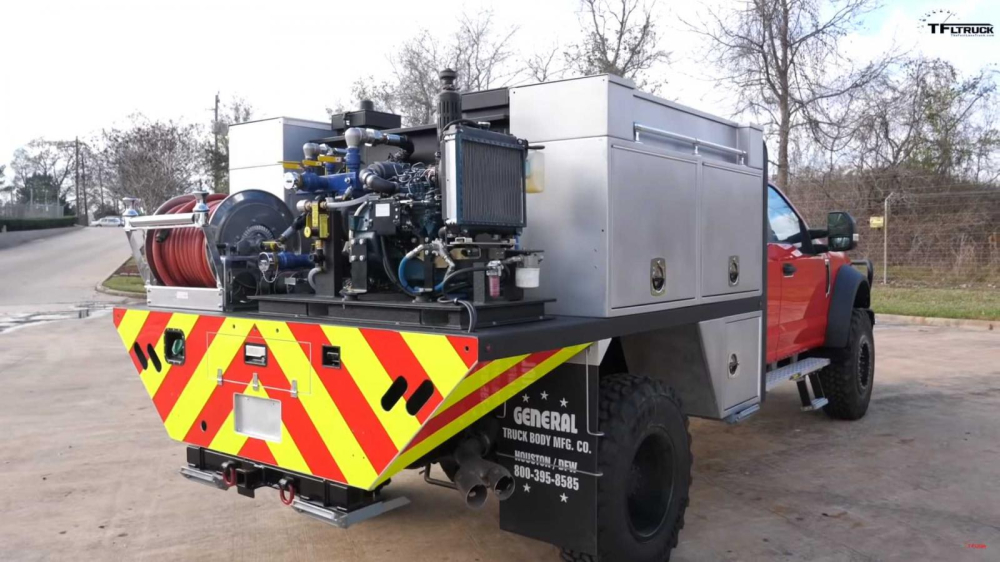 Ph&iacute;a sau của chiếc b&aacute;n tải F-550 chuyển sang l&agrave;m xe cứu hỏa