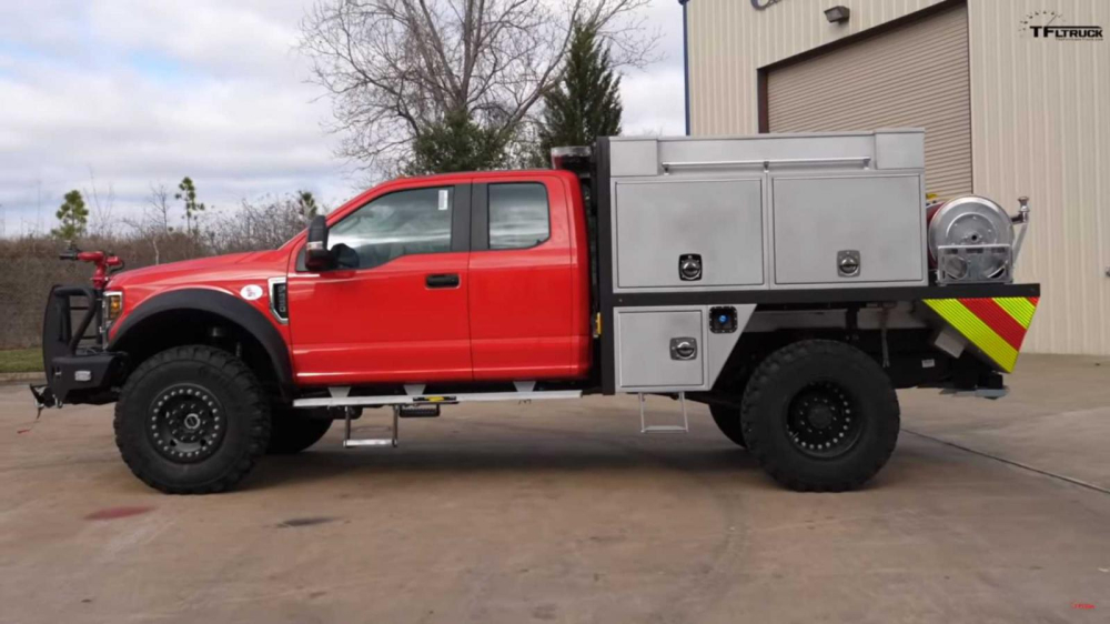 Ph&iacute;a b&ecirc;n sườn&nbsp;của chiếc b&aacute;n tải F-550 chuyển sang l&agrave;m xe cứu hỏa