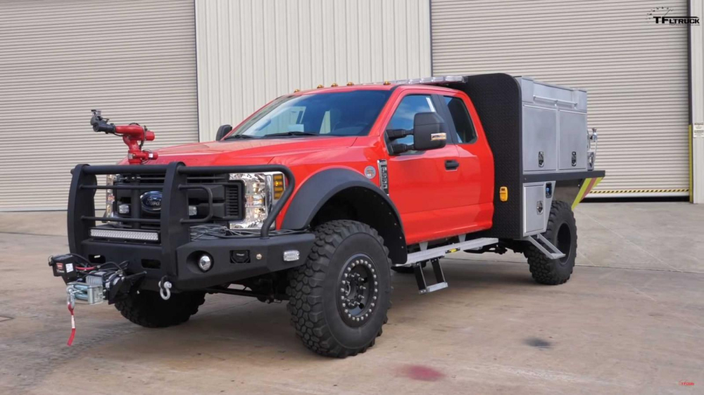 Ph&iacute;a trước của chiếc b&aacute;n tải F-550 chuyển sang l&agrave;m xe cứu hỏa
