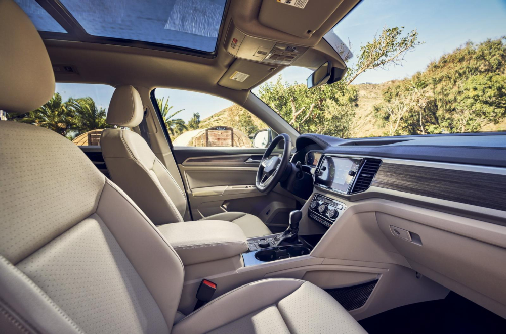 Volkswagen Atlas 2021 bản cao cấp c&ograve;n c&oacute; cửa sổ trời to&agrave;n cảnh