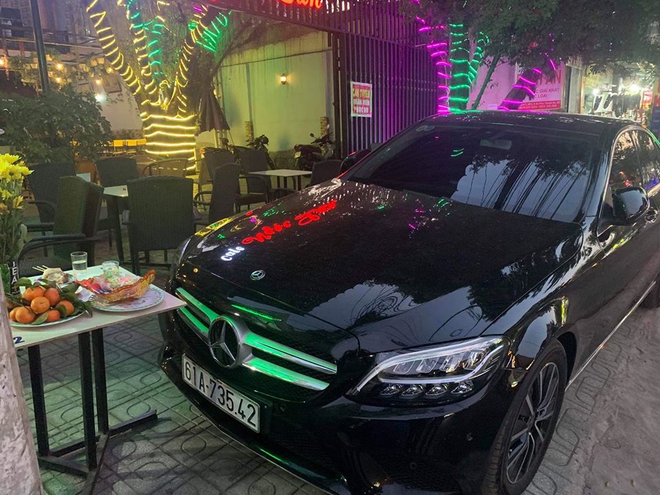 Chiếc Mercedes-Benz C-Class của Tiến Linh thuộc bản C200 n&ecirc;n chỉ c&oacute; đ&egrave;n pha LED