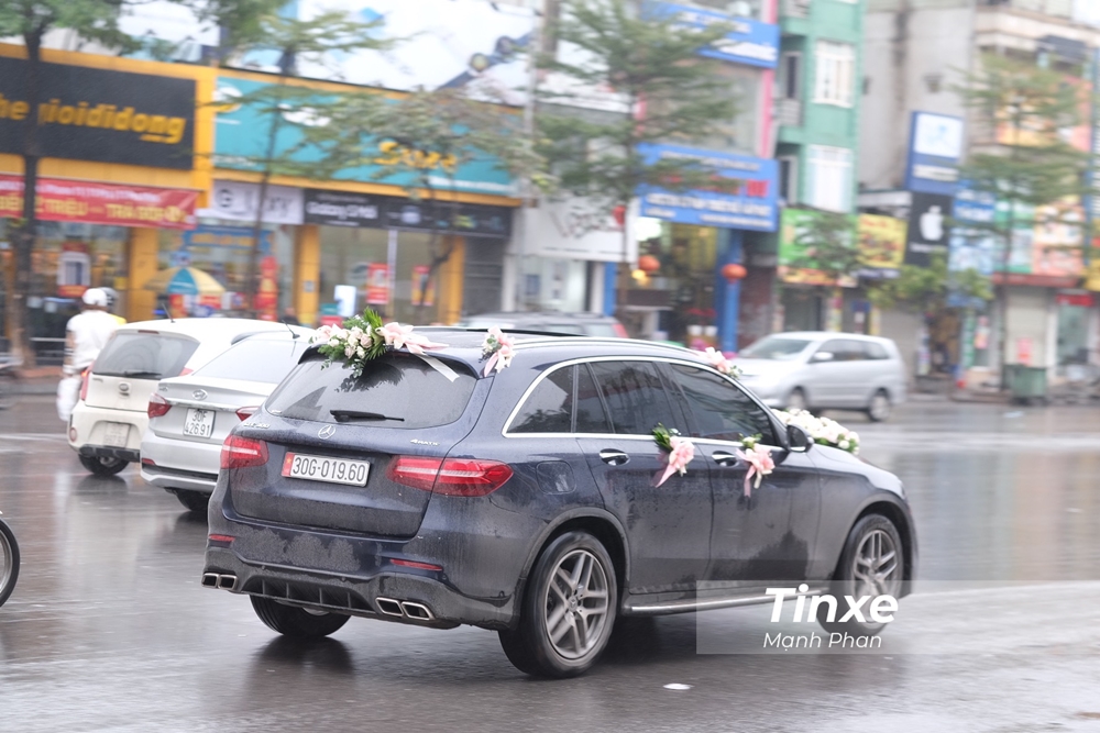 Chiếc Mercedes-Benz GLC 300 làm xe hoa cho Duy Mạnh di chuyển trên đường phố Hà Nội Chiếc Mercedes-Benz GLC 300 làm xe hoa cho Duy Mạnh di chuyển trên đường phố Hà Nội