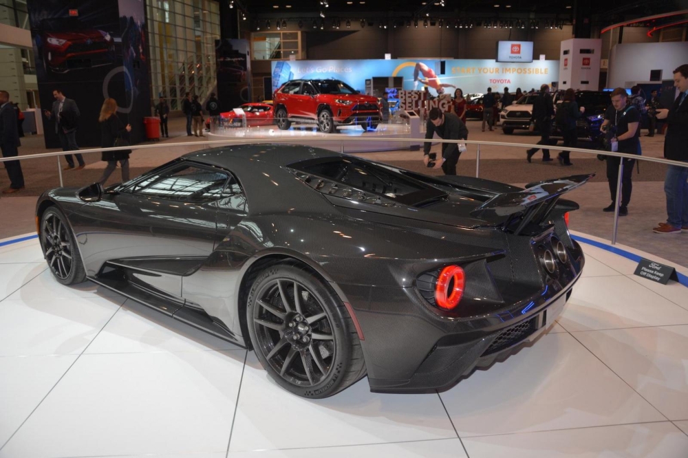 Chưa hết, tr&aacute;i tim tăng &aacute;p k&eacute;p EcoBoost 3.5 l&iacute;t của Ford GT 2020 cũng c&oacute; dải m&ocirc;-men xoắn rộng hơn nhờ v&agrave;o những tinh chỉnh ở động cơ. Những cải tiến n&agrave;y được h&atilde;ng xe Mỹ đ&uacute;c kết trong qu&aacute; tr&igrave;nh ph&aacute;t triển GT Mk II phi&ecirc;n bản giới hạn.