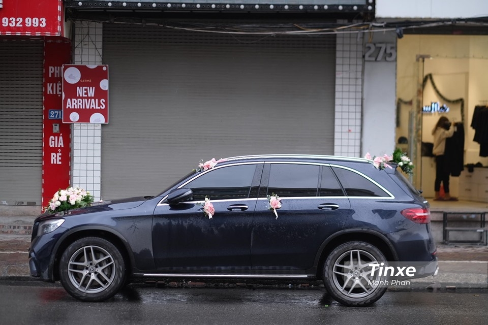 Mercedes-Benz GLC 300 làm xe đưa dâu cho Duy Mạnh Mercedes-Benz GLC 300 làm xe đưa dâu cho Duy Mạnh