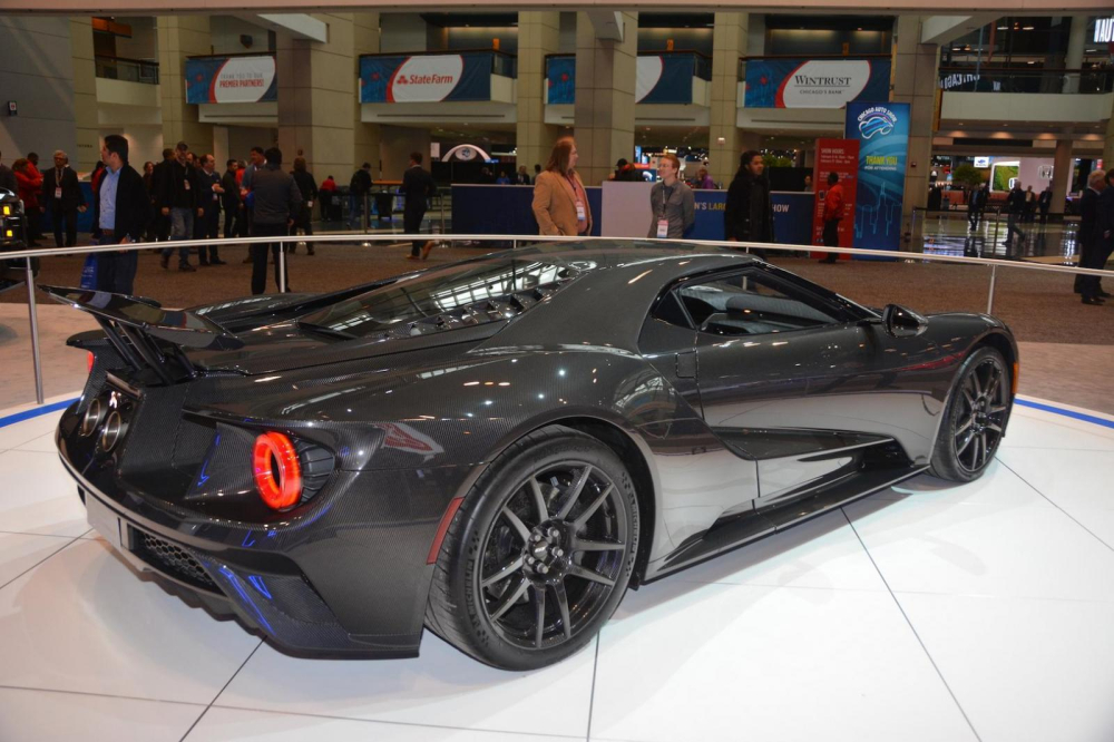 Hệ thống l&agrave;m m&aacute;t của Ford GT 2020 được thiết kế mới tăng lưu lượng kh&iacute; l&ecirc;n 50%, kết hợp c&ugrave;ng c&aacute;c bộ lọc kh&iacute; lớn hơn l&agrave;m tăng khả năng l&agrave;m m&aacute;t, đặc biệt l&agrave; ở tốc độ cao. Điểm mới đ&aacute;ng ch&uacute; &yacute; kh&aacute;c tr&ecirc;n GT l&agrave; ống xả titan Akrapovic nay l&agrave; trang bị ti&ecirc;u chuẩn.