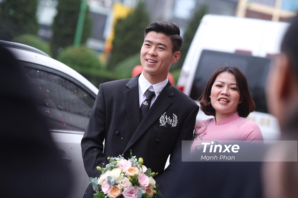 Trung vệ Duy Mạnh xuất hiện tại nhà gái vào sáng nay Trung vệ Duy Mạnh xuất hiện tại nhà gái vào sáng nay
