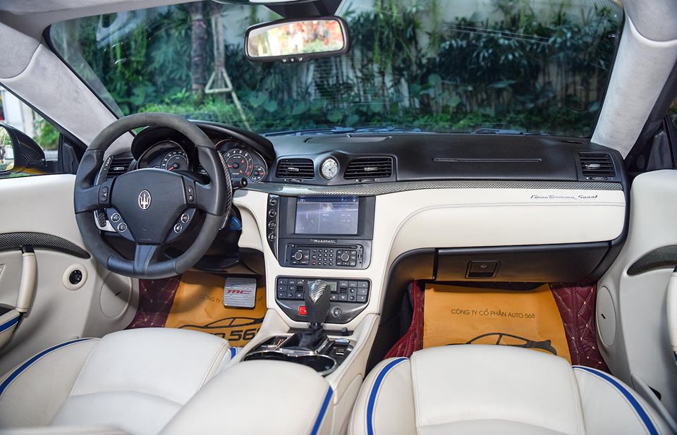 Khoang l&aacute;i của chiếc Maserati GranTurismo MC Sportline đang rao b&aacute;n hơn 7 tỷ đồng