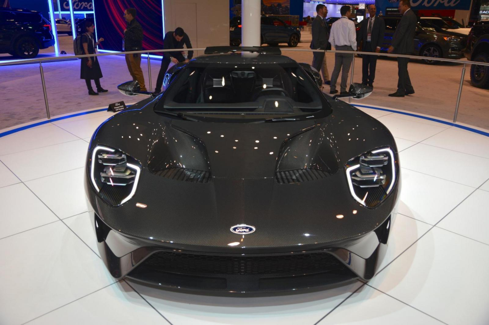 Sau khi ra th&ocirc;ng b&aacute;o về việc si&ecirc;u xe Ford GT đời 2020 sẽ c&oacute; hai phi&ecirc;n bản l&agrave; Liquid Carbon v&agrave; GT Heritage Edition, h&atilde;ng xe Mỹ đ&atilde; mang một chiếc Ford GT Liquid Carbon bằng xương bằng thịt tới triển l&atilde;m Chicago 2020 để kh&aacute;ch tham quan nh&igrave;n ngắm.