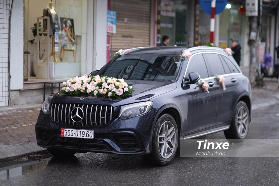 Hộ tống chàng trung vệ tuyển Việt Nam chính là chiếc Mercedes-Benz GLC 300 Hộ tống chàng trung vệ tuyển Việt Nam chính là chiếc Mercedes-Benz GLC 300
